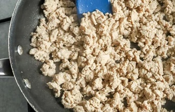 Рецепт хрустящих куриных рулетиков с яйцом